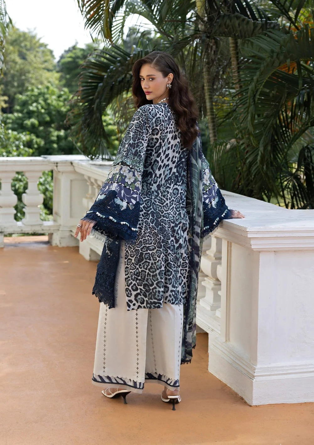 Lawn suit With chiffon Dupatta 8569